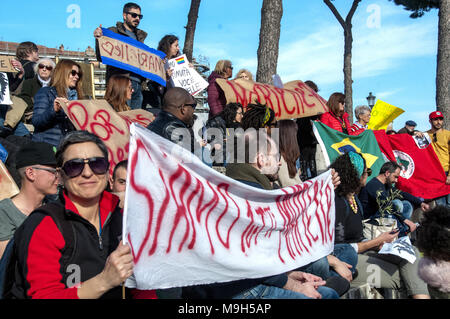 Rome, Italie. Mar 25, 2018. Manifestation à Rome pour se souvenir de Marielle Franco, conseiller municipal du parti socialisme et liberté (Psol, gauche), assassiné à Rio de Janeiro avec son chauffeur, avec quatre balles à la tête.Les balles qui ont tué Marielle et son chauffeur viennent d'un lot qui en 2006 a été vendu à la police fédérale de Brasilia par la Société Radio-Canada Crédit : Patrizia Cortellessa/Pacific Press/Alamy Live News Banque D'Images