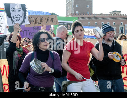 Rome, Italie. Mar 25, 2018. Manifestation à Rome pour se souvenir de Marielle Franco, conseiller municipal du parti socialisme et liberté (Psol, gauche), assassiné à Rio de Janeiro avec son chauffeur, avec quatre balles à la tête.Les balles qui ont tué Marielle et son chauffeur viennent d'un lot qui en 2006 a été vendu à la police fédérale de Brasilia par la Société Radio-Canada Crédit : Patrizia Cortellessa/Pacific Press/Alamy Live News Banque D'Images