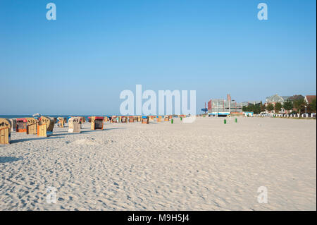 Plage avec chaises de plage en osier à baldaquin, Laboe, mer Baltique, Schleswig-Holstein, Allemagne, Europe Banque D'Images