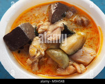 Soupe de poulet au curry vert avec du sang de poulet, et d'Aubergines Banque D'Images