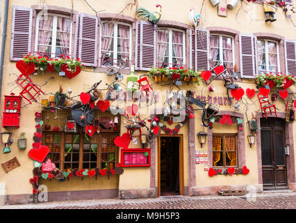 Un restaurant traditionnel dans la vieille ville de Colmar, Alsace, France Banque D'Images