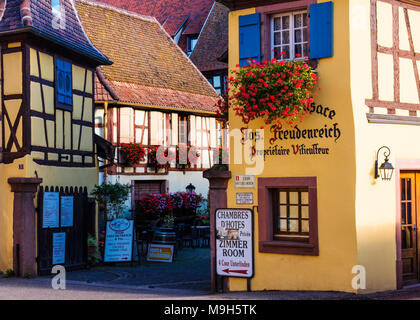 Maisons à colombages du village médiéval d'Eguisheim, membre de la 'Les plus beaux villages de France', Route des Vins d'Alsace, France Banque D'Images