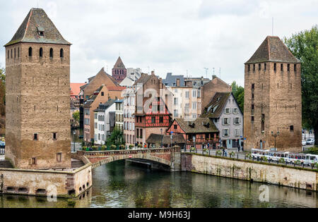 Deux tours et un pont de la Ponts Couverts sur la rivière Ill, Strasbourg, Bas-Rhin, France Banque D'Images