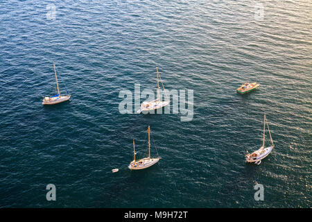 Peu de bateaux sont debout sur l'ancre, vue aérienne de la surface de la mer. Banque D'Images