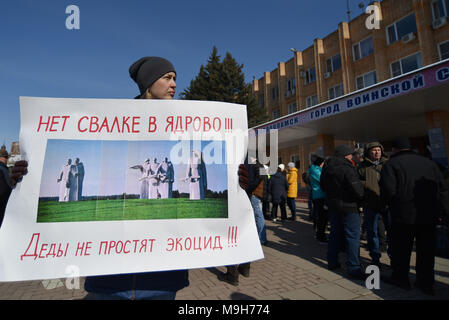 L'oblast de Moscou, en Russie. 25 mars, 2018. Une femme prend part à un piquet pour réclamer la fermeture de la décharge de déchets solides dans Yadrovo Volokolamsk. Banque D'Images