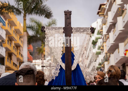 Des statuettes de Jésus Christ et de la Vierge Marie dans une procession catholique pour Pâques, la semaine sainte, à Adeje, Tenerife, Canaries, Espagne Banque D'Images