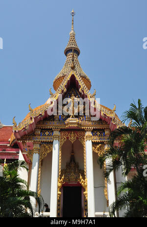 Wat Chai Mongkon, Temple, portail, Pattaya, Thaïlande, pilier Portail, Pagode, Gable, magnifiques sculptures gigantesques, groupe équestre dragon, serpent Fig Banque D'Images