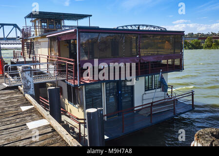 Le capitaine fier Pédalo Croisières sur le pier de Murray Bridge, l'Australie, l'Australie a Göteborg Banque D'Images