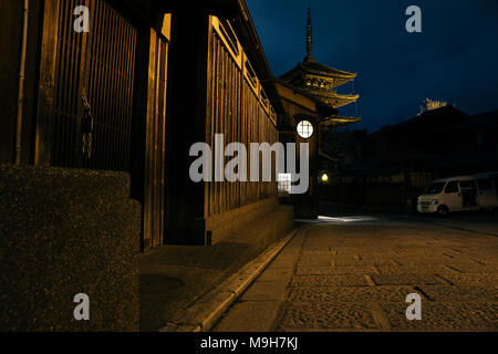 La Pagode Yasaka et Sannen Zaka street night view à Kyoto, Japon Banque D'Images