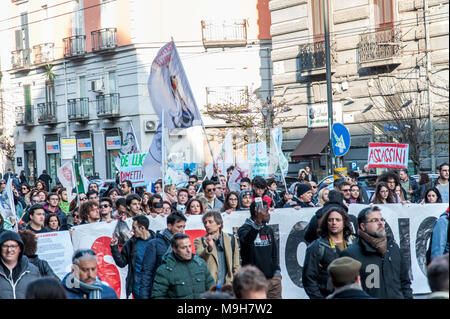 Naples, Italie. 24Th Mar, 2018. La marche contre l'environnement et le biocide massacre a eu lieu à Naples dans la 'Terre de Feu' et à protester contre le gouverneur de la Campanie Vincenzo De Luca. Initiative proposée par l'Association 'Stop' de biocides. Credit : Sonia Brandolone/Pacific Press/Alamy Live News Banque D'Images