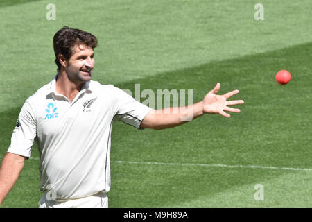 Auckland, Nouvelle-Zélande. Mar 26, 2018. De Coolin Grandhomme de bols Blackcaps pendant cinq jours du premier test match entre la Nouvelle-Zélande et l'Angleterre à l'Eden Park à Auckland le Mars 26, 2018. Credit : Shirley Kwok/Pacific Press/Alamy Live News Banque D'Images