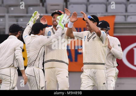 Auckland, Nouvelle-Zélande. Mar 26, 2018. Blackcaps célébrer en tenant guichet de Ben Stokes de l'Angleterre pendant cinq jours du premier test match entre la Nouvelle-Zélande et l'Angleterre à l'Eden Park à Auckland le Mars 26, 2018. Credit : Shirley Kwok/Pacific Press/Alamy Live News Banque D'Images