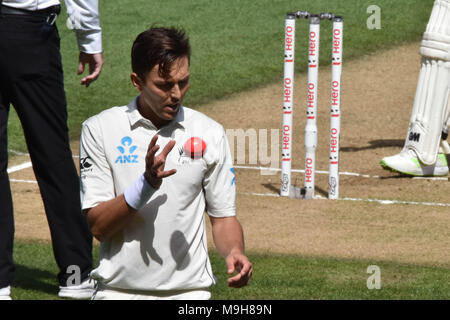 Auckland, Nouvelle-Zélande. Mar 26, 2018. Boult de Trent est Blackcaps est action pendant cinq jours du premier test match entre la Nouvelle-Zélande et l'Angleterre à l'Eden Park à Auckland le Mars 26, 2018. Credit : Shirley Kwok/Pacific Press/Alamy Live News Banque D'Images