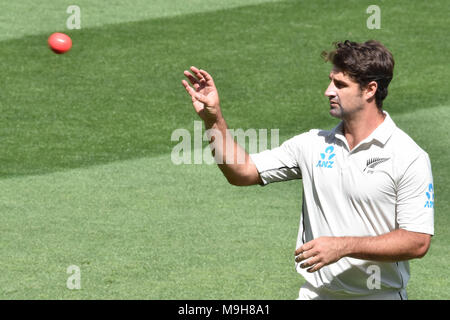 Auckland, Nouvelle-Zélande. Mar 26, 2018. De Coolin Grandhomme de bols Blackcaps pendant cinq jours du premier test match entre la Nouvelle-Zélande et l'Angleterre à l'Eden Park à Auckland le Mars 26, 2018. Credit : Shirley Kwok/Pacific Press/Alamy Live News Banque D'Images