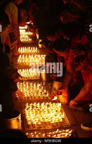 Katmandou, Népal. Mar 25, 2018. Les dévots offrent la prière en allumant les feux à proximité du char de Seto Machhendranath en raison à la fin de la première journée de la défilé de char festival à Katmandou. Seto Machhendranath est un dieu connu comme le dieu de la pluie et adorés par les hindous et bouddhistes de la communauté Newar à Katmandou pour bonne pluie pour éviter la sécheresse pendant la saison de récolte du riz. Credit : Archana Shrestha/Pacific Press/Alamy Live News Banque D'Images