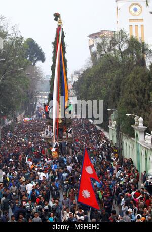 Katmandou, Népal. Mar 25, 2018. Le char avec l'idole de Seto Machhendranath est tiré de Jamal à Ason pour marquer le début de Seto Machhendranath char festival à Katmandou. Seto Machhendranath est un dieu connu comme le dieu de la pluie et adorés par les hindous et bouddhistes de la communauté Newar à Katmandou pour bonne pluie pour éviter la sécheresse pendant la saison de récolte du riz. Credit : Archana Shrestha/Pacific Press/Alamy Live News Banque D'Images