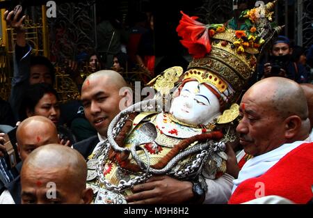 Katmandou, Népal. Mar 25, 2018. L'idole de Seto Machhendranath est porté par les prêtres de sa demeure à un petit palanquin pour l'amener au char pour le début du char festival. Seto Machhendranath est un dieu connu comme le dieu de la pluie et adorés par les hindous et bouddhistes de la communauté Newar à Katmandou pour bonne pluie pour éviter la sécheresse pendant la saison de récolte du riz. Credit : Archana Shrestha/Pacific Press/Alamy Live News Banque D'Images