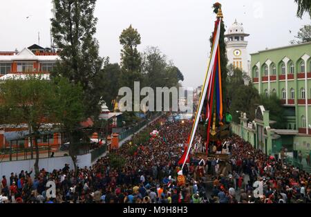 Katmandou, Népal. Mar 25, 2018. Le char avec l'idole de Seto Machhendranath est tiré de Jamal à Ason pour marquer le début de Seto Machhendranath char festival à Katmandou. Seto Machhendranath est un dieu connu comme le dieu de la pluie et adorés par les hindous et bouddhistes de la communauté Newar à Katmandou pour bonne pluie pour éviter la sécheresse pendant la saison de récolte du riz. Credit : Archana Shrestha/Pacific Press/Alamy Live News Banque D'Images