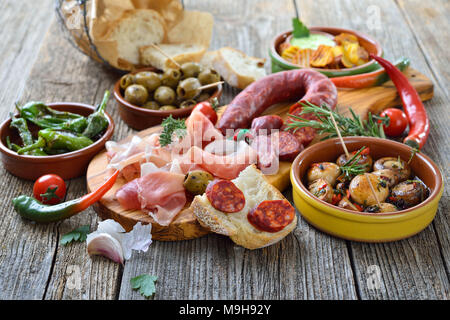 Ibérique typique bar nourriture : chorizo saucisses, jambon Serrano et d'autres tapas mixte Banque D'Images