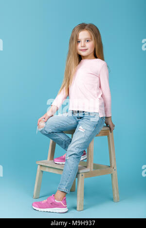 Petite fille en rose sweater Banque D'Images