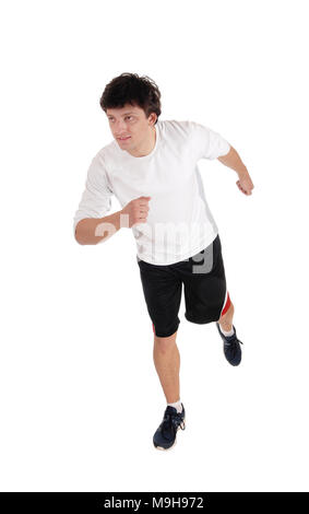 Un beau jeune homme qui court dans le studio dans l'exercice tenue et chaussures de course, isolée pour fond blanc Banque D'Images