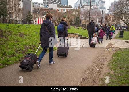 Les touristes avec des bagages à Londres Angleterre Royaume-uni. Mars 2018 Banque D'Images