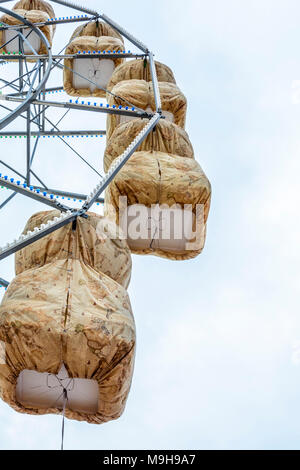 Feris wheel close up de l'hiver cabine de protection Banque D'Images
