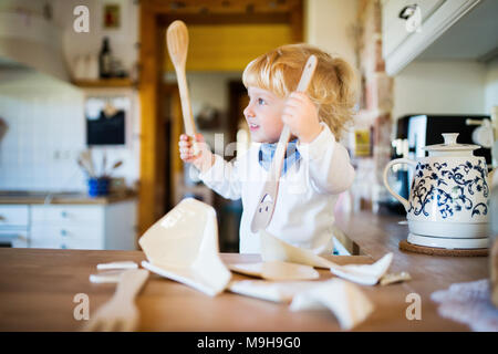 Bébé garçon dans une situation dangereuse à la maison. Accident domestique. Concept de sécurité enfant. Banque D'Images