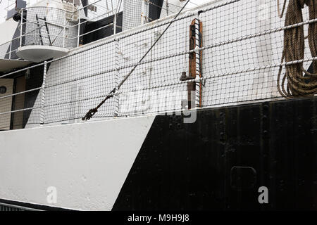 Marques noires et blanches aux fins de camouflage en mer sur le HMS M33 / M33 ; un navire de guerre britannique de la Première Guerre mondiale. Portsmouth Historic Dockyard. UK Banque D'Images