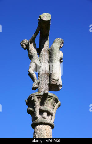 Croix traditionnelle régionale de calvaire en pierre appelée crucero / cruceiro dans Castillo de San Sebastian, Vigo, Galice, Espagne Banque D'Images