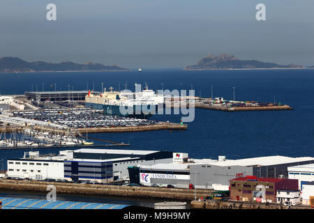 Grande voiture / véhicule transporteur navire au port, les îles Cies et Ria de Vigo en arrière-plan, Vigo, Galice, Espagne Banque D'Images