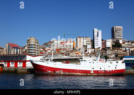 Bateau de pêche au port et les bâtiments sur la colline, Vigo, Galice, Espagne Banque D'Images