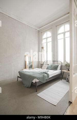 De l'intérieur chambre à coucher confortable blanc et gris Banque D'Images