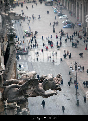 Une gargouille en hauteur sur le mur de la cathédrale de Milan Banque D'Images