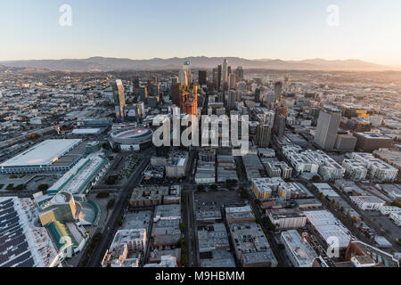 Los Angeles, Californie, USA - 20 Février, 2018 matin : afficher le nord jusqu'Flower Street dans le centre-ville de LA. Banque D'Images