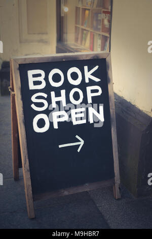 Book Store Message ouvert sur le tableau en face de Book Shop à Glasgow, Écosse, Royaume-Uni Banque D'Images