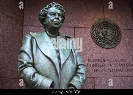 WASHINGTON, DC, USA - 1997/04/23 : Statue de Eleanor Roosevelt par sculpture Neil Estern au Roosevelt Memorial et FDR Monument sur le bassin de marée au cours de la commémoration et de l'inauguration du site le 23 avril 1997 à Washington, DC. (Photo de Richard Ellis) Banque D'Images