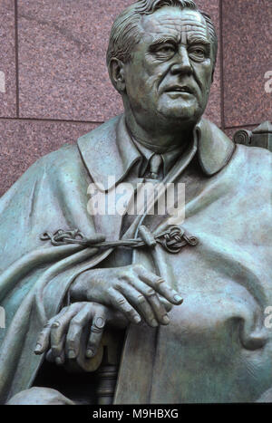 WASHINGTON, DC, USA - 1997/04/23 : Statue de Franklin Delano Roosevelt par sculpture Neil Estern au Roosevelt Memorial et FDR Monument sur le bassin de marée au cours de la commémoration et de l'inauguration du site le 23 avril 1997 à Washington, DC. (Photo de Richard Ellis) Banque D'Images