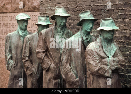 WASHINGTON, DC, USA - 1997/04/23 : La pauvreté créée par le sculpteur Georg Segal au Franklin Delano Roosevelt Memorial pendant la commémoration et l'inauguration du site le 23 avril 1997 à Washington, DC. (Photo de Richard Ellis) Banque D'Images