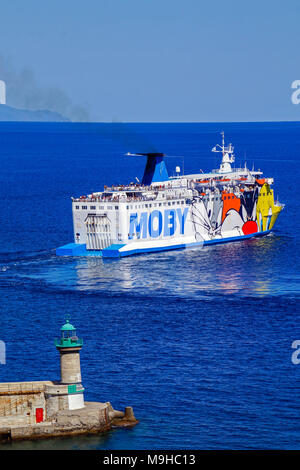 Moby Lines Moby Vincent s'est inversée à partir de Port de Bastia Corse France Europe et les feuilles pour la destination de Livourne en Italie Banque D'Images