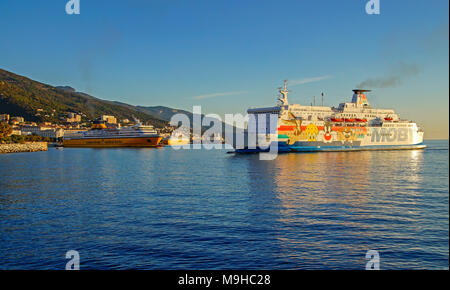 Ferries MOBY MOBY Zaza arriver au port de Bastia Corse France Europe avec deux Corsica ferries accosté à gauche Banque D'Images