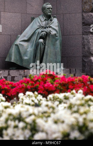 WASHINGTON, DC, USA - 1997/04/23 : Statue de Franklin Delano Roosevelt par sculpture Neil Estern au Roosevelt Memorial et FDR Monument sur le bassin de marée au cours de la commémoration et de l'inauguration du site le 23 avril 1997 à Washington, DC. (Photo de Richard Ellis) Banque D'Images