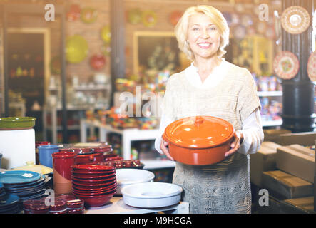 Belle senior woman posing with de vaisselle en céramique sur le marché Banque D'Images