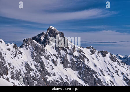 Zugspitze, le plus haut sommet de la montagnes de Wetterstein et de la plus haute montagne d'Allemagne. Près de Garmisch Partenkirchen, Allemand Autriche frontière. Banque D'Images