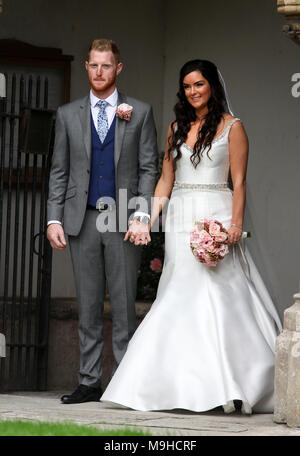 Le mariage de l'Angleterre cricket star Ben Stokes à Claire Ratcliffe au St Mary de la Vierge, l'Église est Brent, Somerset. Banque D'Images