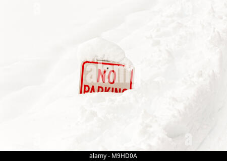 43 160,09741 close-up d'une rouge et blanc No Parking sign enterré dans une congère blanc Banque D'Images