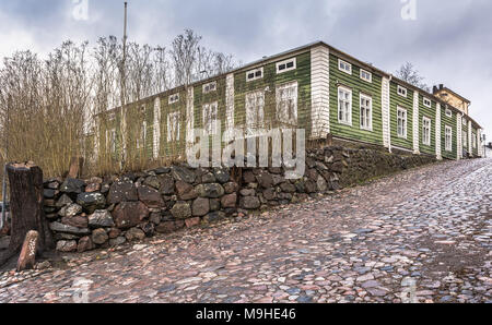 Histoire d'une maison en bois vert terne dans la journée. L'une des maisons typiques à Porvoo, Finlande. Banque D'Images