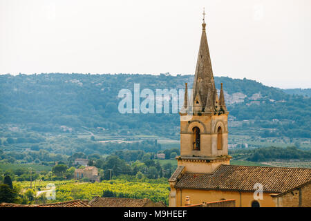 Belle église paroissiale médiévale à Bonnieux village, Provence, France. Banque D'Images