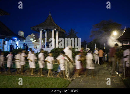 Les élèves de l'école balade dans une file d'attente au Temple de la dent, Kandy, Sri Lanka, en Asie. Banque D'Images