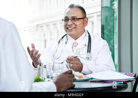 Man médecin dans un déjeuner débat avec un collègue. Banque D'Images